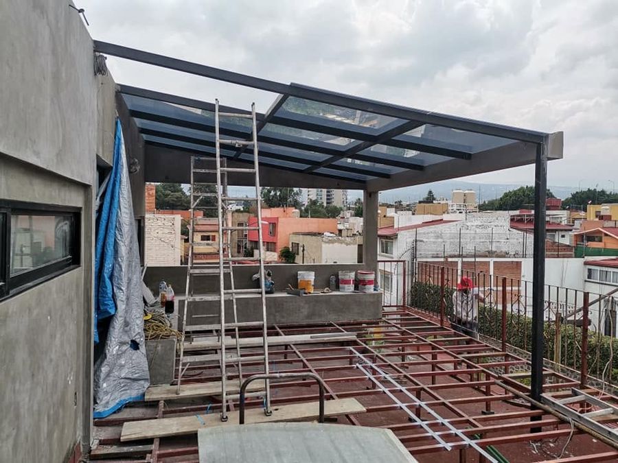 Estructura metálica con cubierta traslúcida instalada sobre azotea en Ciudad de México por Inspiratta.