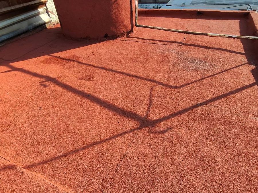 Terraza de azotea impermeabilizada en una vivienda de Ciudad de México por Inspiratta.