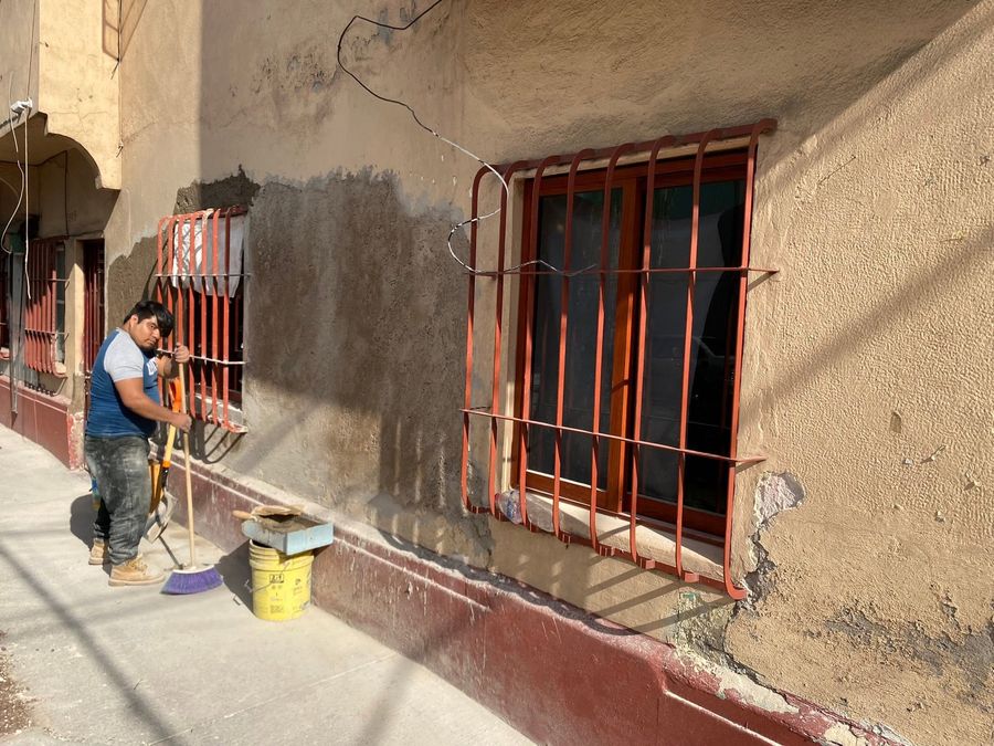 Trabajos de resane y mantenimiento de fachada en un inmueble de Ciudad de México.