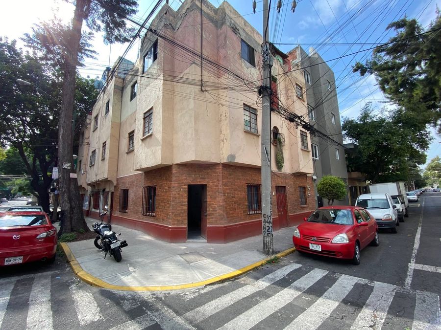 Edificio en esquina con planta baja remodelada por Inspiratta en Ciudad de México.