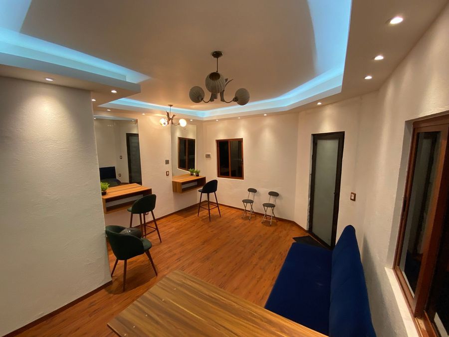 Interior remodelado con plafón, iluminación empotrada y piso laminado, proyecto de Inspiratta en CDMX.
